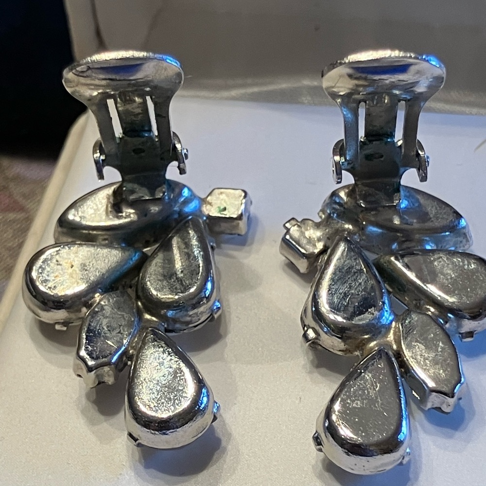WEISS CRYSTAL EARRINGS PRONG SET AND STUNNING - Picture 11 of 14